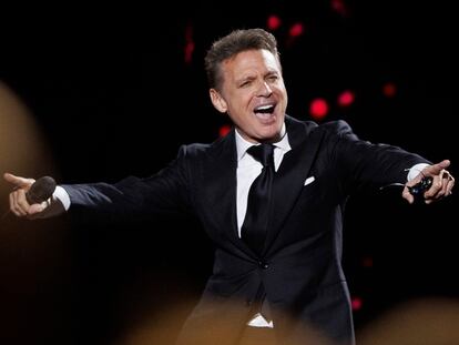 PAMPLONA, 03/07/2024.- El cantante mexicano Luis Miguel durante el concierto que ha ofrecido este miércoles en el Navarra Arena de Pamplona. EFE/Villar López
