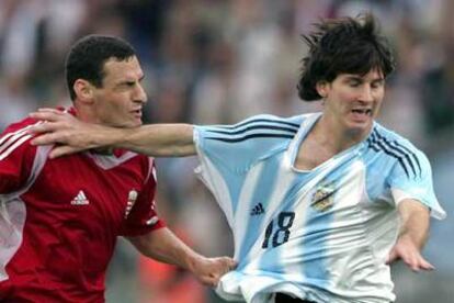 Messi le da un manotazo a Vanzack, que a su vez le va agarrando de la camiseta.