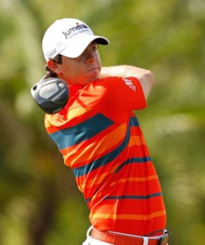 McIlroy golpea con el driver.