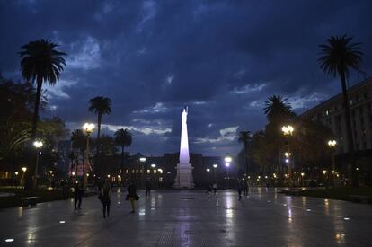 La pidrámide de Mayo, en el centro de la nueva calle central de la Plaza de Mayo.