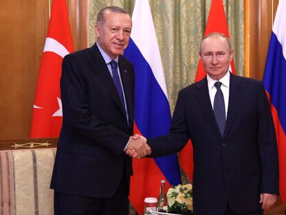 El presidente turco, Recep Tayyip Erdogan (izquierda), estrecha la mano de su homólogo ruso, Vladímir Putin, al ser recibido por este en la ciudad rusa Sochi este viernes.