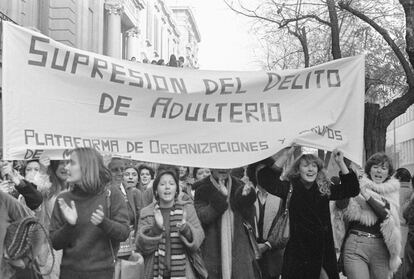 Manifestación feminista a favor de la supresión del delito de adulterio en el Código Penal ante la Sección Primera de la Audiencia Provincial de Madrid, donde se celebra un juicio a puerta cerrada contra C.G.F. y A.M.R. por este delito. La acusación particular pide seis años de cárcel a cada uno y una indemnización de cinco millones de pesetas (30.000 euros) al marido F.N.G.