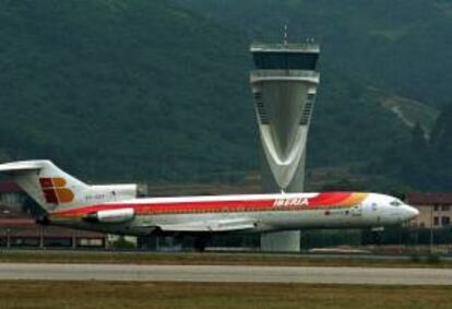 Un avión de Iberia despega del aeropuerto de Sondica. EFE/Archivo
