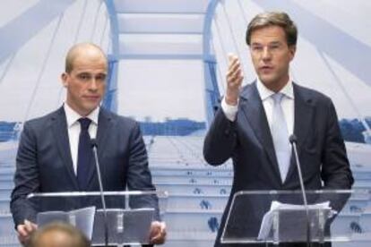 El primer ministro holandés Mark Rutte (d) y el líder del partido liberal Diederik Samsom comparecen ante los medios en el Senado holandés en La Haya, hoy.