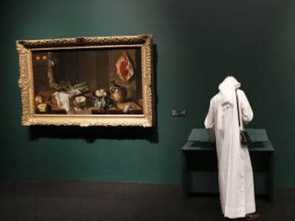 Un visitante observa varios cuadros de la colecci&oacute;n permanente que alojar&aacute; el futuro museo Louvre Abu Dabi.