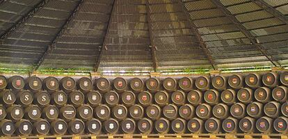 Interior de una bodega de Gonz&aacute;lez Byass.