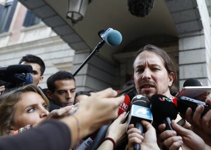 El líder de Podemos, Pablo Iglesias, hace declaraciones a su llegada al Congreso de los Diputados.