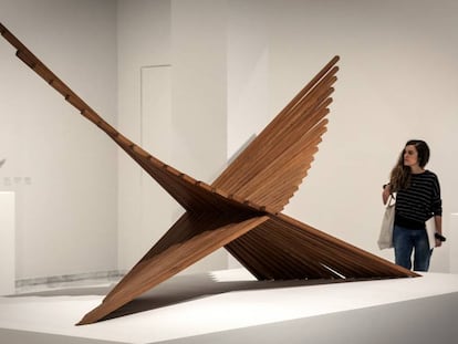 En la foto, una de sus famosas generatrices, 'Homenaje a Leonardo', de madera, realizada en 1971.