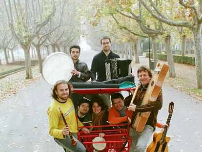 Los integrantes del grupo musical aragonés Biella Nuei.
