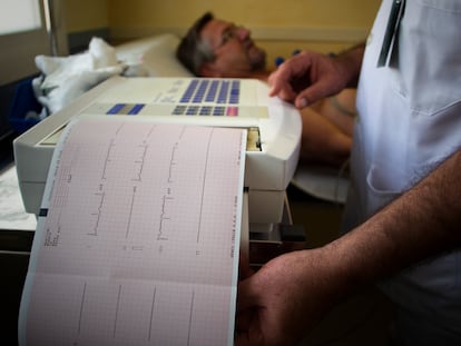 Un sanitario somete a un paciente a un electrocardiograma en el hospital Virgen del Valme de Sevilla.