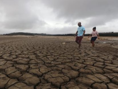 La mayor sequía de la historia, la rápida urbanización y la corrupción podrían convertir a la urbe más austral de África en la primera del mundo actual en quedarse seca. En tres meses se cierran los grifos. Así está sufriendo la ciudad esta pesadilla