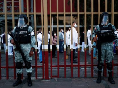 Miembros de la Guardia Nacional resguardan las instalaciones del Hospital General de México.