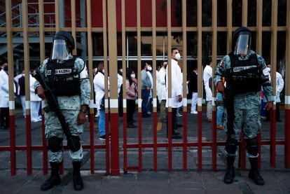 Miembros de la Guardia Nacional resguardan las instalaciones del Hospital General de México.