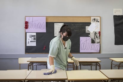 Una trabajadora del Instituto Juan Manuel Zafra de Barcelona limpiando una de las aulas.