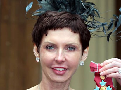 Denise Coates, en una imagen de 2012, tras recibir una condecoración de Isabel II.