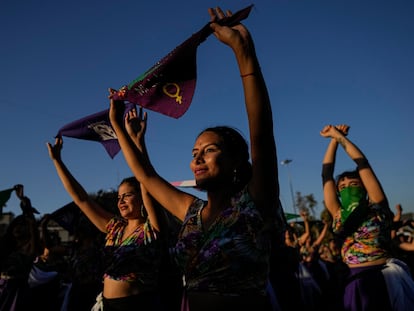 Mujeres levantan sus pañuelos durante la conmemoración del día internacional de la mujer, en 2022, en Santiago, Chile.