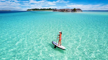 Paddle surf’ na ilha de Mahibadhoo, nas Maldivas.