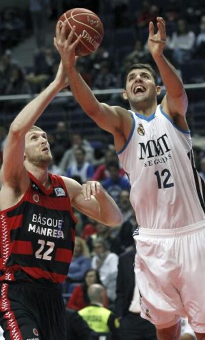 Mirotic intenta lanzar ante la defensa del Manresa.
