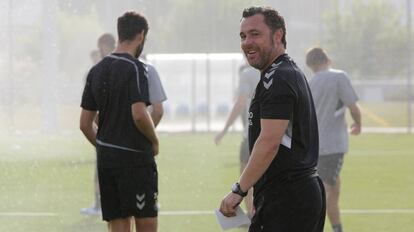 Sergio dirige un entrenamiento en la ciudad deportiva del Valladolid.