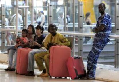 Varias personas, antes de facturar en la T4 de Madrid-Barajas. EFE/Archivo