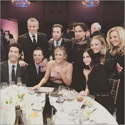 Más de 11 años después de que se emitiera el último capítulo de la exitosa serie, cinco de sus protagonistas volvieron a encontrarse en 2016 con motivo de un homenaje al director James Burrows, que se encargó de dirigir 15 episodios de 'Friends'. Al reencuentro no acudió Matthew Perry, porque estaba trabajando en un rodaje en Londres. La imagen la hicieron pública a través de sus redes sociales los protagonistas de otra serie, 'The Big Bang Theory', quienes también estuvieron en el programa.