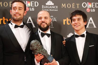 Los integrantes del equipo de realizadores del documental "Frágil equilibrio" tras recibir el premio a la "Mejor Película Documental".