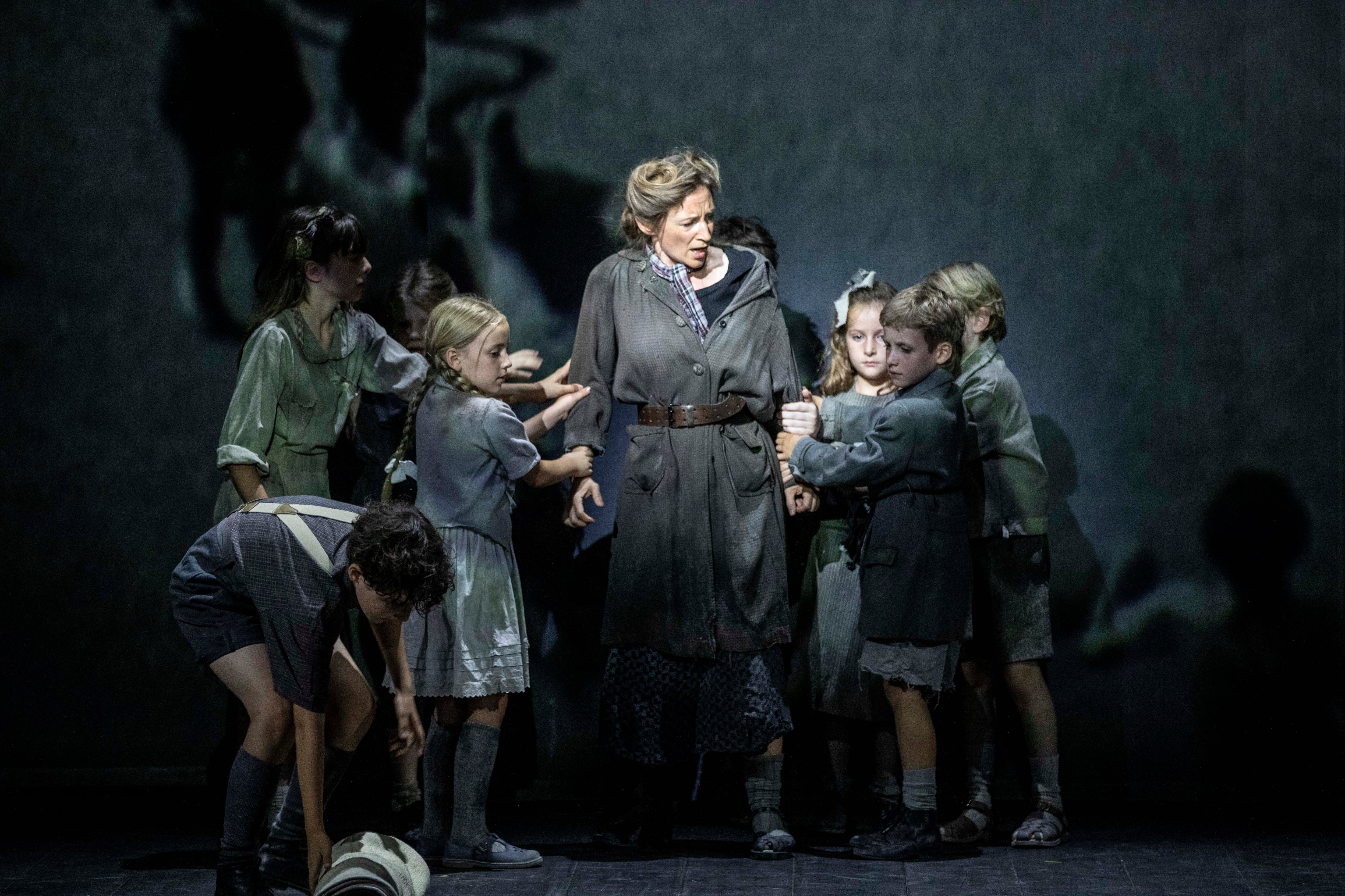 La Reina de la Noche (Sabine Devieilhe) rodeada de niños harapientos en la nueva producción de ‘La flauta mágica’ estrenada en el Festival d’Aix-en-Provence.