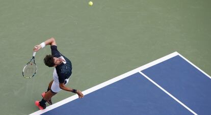 Feliciano saca durante el duelo contra Raonic.