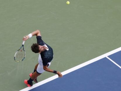 Feliciano saca durante el duelo contra Raonic.