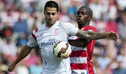 Vitolo controla el bal&oacute;n ante Nyom.