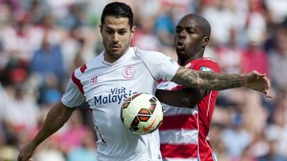 Vitolo controla el balón ante Nyom.