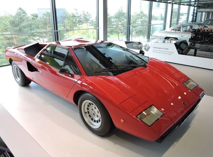 Ningún deportivo maravilló tanto a los aficionados como el Lamborghini Countach. Desvelado en el Salón de Ginebra de 1971, nunca antes un coche había tenido bordes tan afilados. Con su cabina adelantada para dejar espacio a un motor central trasero, registraba una velocidad máxima de 288 km/h.