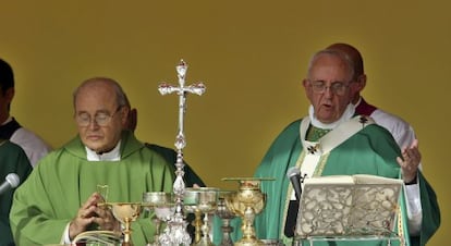 El papa Francesc (dreta), amb el cardenal cubà Jaime Ortega, oficia missa, aquest diumenge a l'Havana.