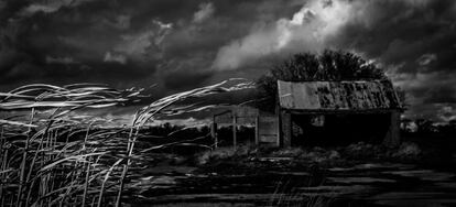 Um celeiro abandonado perto do vilarejo do fotógrafo, West Haddon, em Nothamptonshire (Inglaterra). Johnson captou o momento anterior a uma tempestade, que atingiu plantações e fechou o céu com nuvens em instantes.