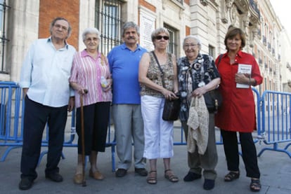 Desde la izquierda, Manuel Gerena, Vicenta, Marcel y Yenia Camacho, Josefina Samper y Preciado.