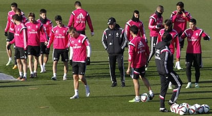 Ancelotti, rodeado de sus jugadores en el entrenamiento.