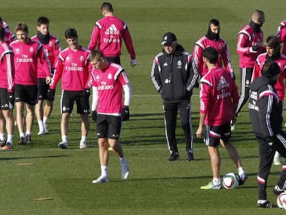 Ancelotti, rodeado de sus jugadores en el entrenamiento.