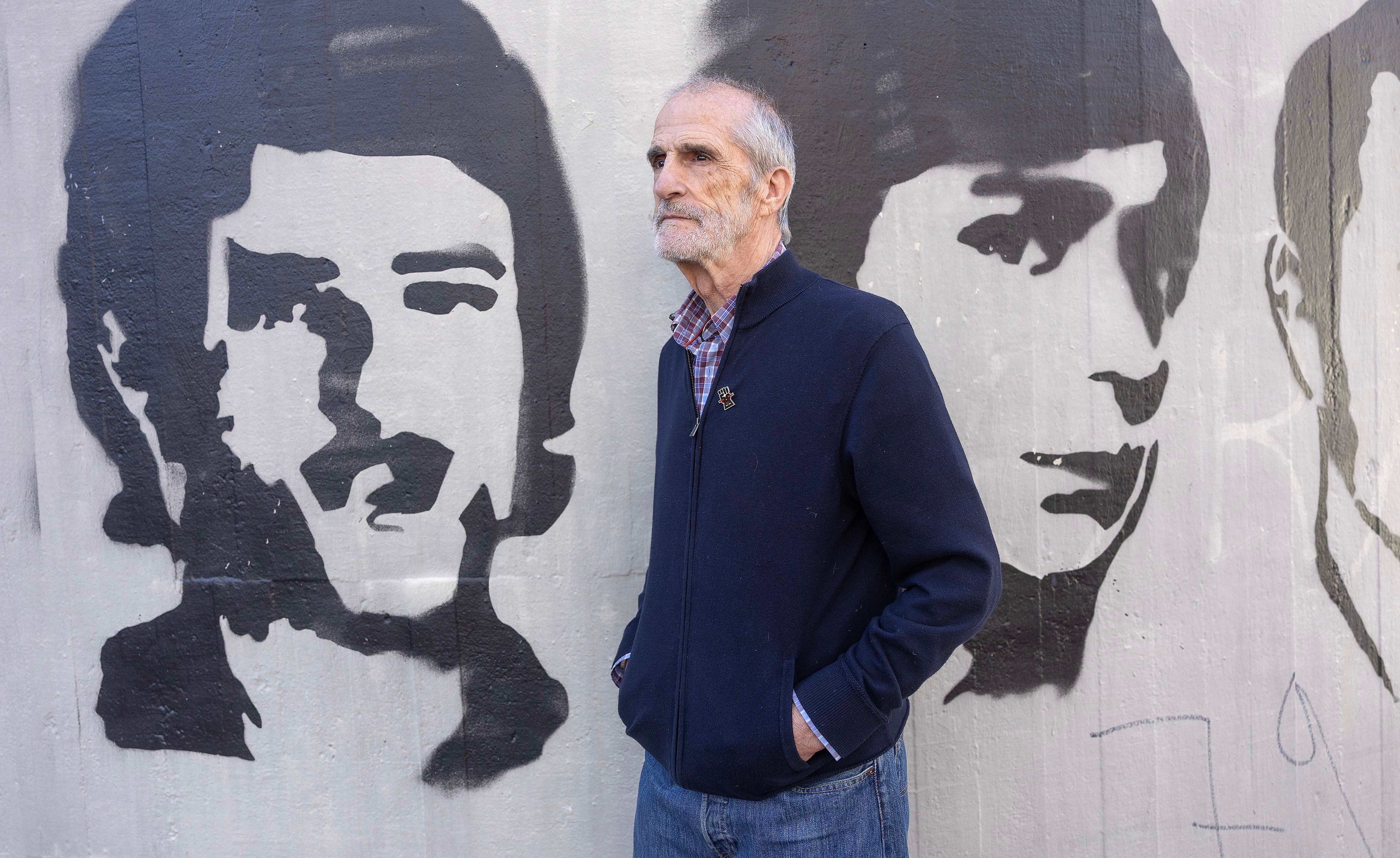 Jose Luis Martinez Ocio (hermano de Pedro Martinez Ocio, uno de los asesinados por la policia) junto al rostro dibujado de su hermano a la izquierda.