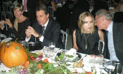 De izquierda a derecha, la presentadora Ane Igartiburu, el líder de CiU Artur Mas, la actriz Scarlett Johansson y el presidente de Mango, Isak Andic, en los  Mango Fashion Awards, en Barcelona.