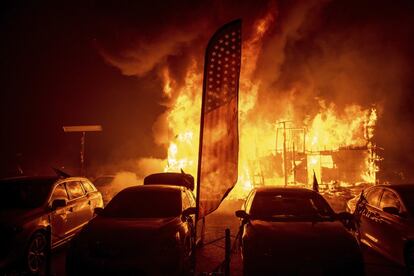 Las llamas de 'Camp Fire' rodean a los vehículos estacionados en un aparcamiento en Paradise (California).