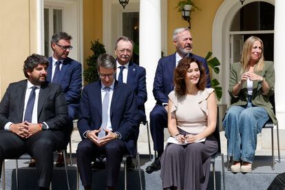 Varios presidentes autonómicos del PP escuchan la intervención el líder popular, Alberto Nuñez Feijóo, tras una reunión para consensuar los principios de su modelo alternativo de financiación autonómica.