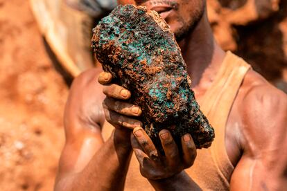 Un minero sostiene una piedra de cobalto en la mina artesanal Shabara situada cerca de Kolwezi, en la República Democrática del Congo.