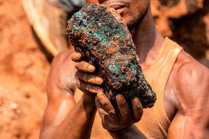 Un minero sostiene una piedra de cobalto en la mina artesanal Shabara situada cerca de Kolwezi, en la República Democrática del Congo.