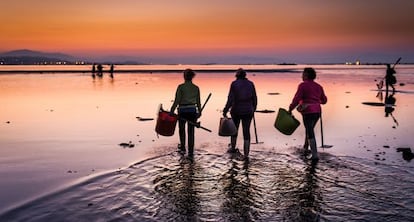 Playa de Raposi&ntilde;os al amanecer. Las mariscadoras de A Pobra comienzan a faenar. 