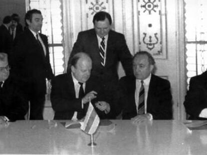 De izquierda a derecha, el presidente de Ucrania, Leonid Kravchuk; el presidente de Bielorrusia, Stanislav Schushkevich; el primer ministro bielorruso, Vatcheslav Ketich y el presidente ruso, Boris Yeltsin, en la firma del acuerdo de creación de la Comunidad de Estados Independientes y la proclamación de la disolución de la Unión Soviética.