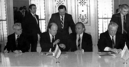 De izquierda a derecha, el presidente de Ucrania, Leonid Kravchuk; el presidente de Bielorrusia, Stanislav Schushkevich; el primer ministro bielorruso, Vatcheslav Ketich y el presidente ruso, Boris Yeltsin, en la firma del acuerdo de creación de la Comunidad de Estados Independientes y la proclamación de la disolución de la Unión Soviética.