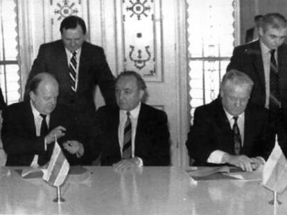 De izquierda a derecha, el presidente de Ucrania, Leonid Kravchuk; el presidente de Bielorrusia, Stanislav Schushkevich; el primer ministro bielorruso, Vatcheslav Ketich y el presidente ruso, Boris Yeltsin, en la firma del acuerdo de creación de la Comunidad de Estados Independientes y la proclamación de la disolución de la Unión Soviética.