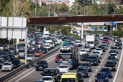 Vista general de la M-30 esta tarde, minutos antes de que entrara en vigor el estado de alarma decretado por el Gobierno en Madrid, y con ello las restricciones a la movilidad.