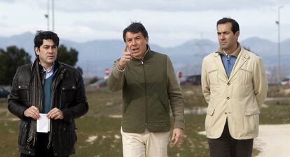 David Pérez, Salvador Victoria e Ignacio González, alcalde de Alcorcón, portavoz del Gobierno regional y presidente de la Comunidad.
