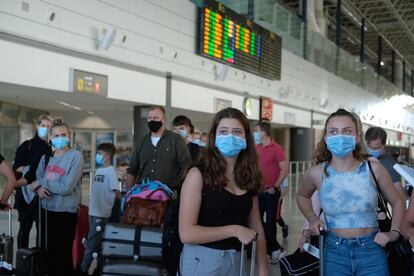 Varios grupos de turistas, a su llegada al aeropuerto de Fuerteventura el 25 de octubre.